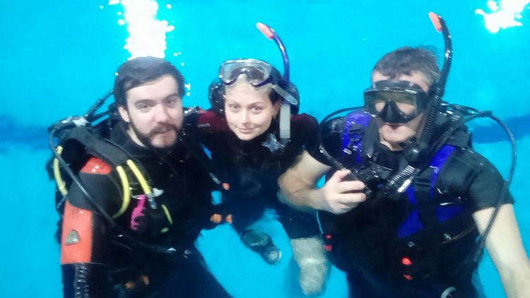 Поздравляем Екатерину Калмыкову с успешным проведением пробного погружения под воду!