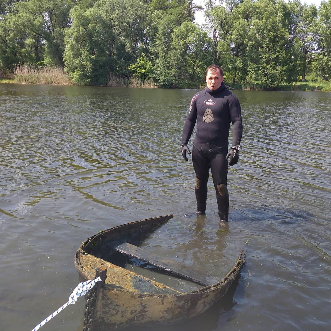 Вчера, при первом же проходе по прямому и обратному курсу Алексей нашел затопленную лодку