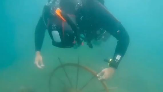 В подводном видео я выделил фрагменты погружения на затопленный торпедолов у мыса Меганом